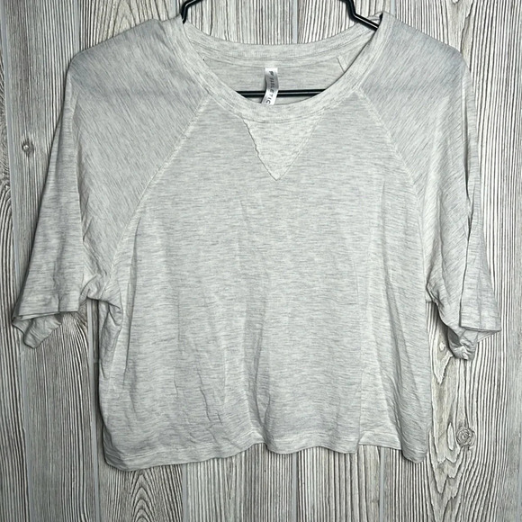 Fabletics crop light weight top. Size medium - Picture 1 of 3
